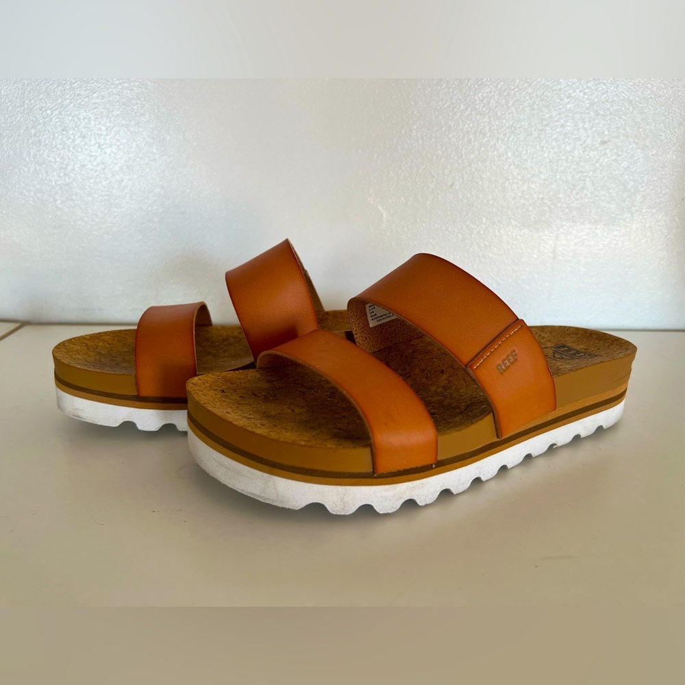 Reef Cushion Vista Hi slide in natural.
